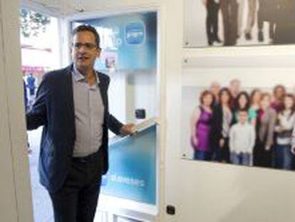 Antonio Basagoiti, durante la visita a una sede electoral de su partido.