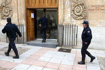 Agentes del Cuerpo Nacional de Policía vigilan el exterior del Archivo General de la Guerra Civil, en Salamanca.