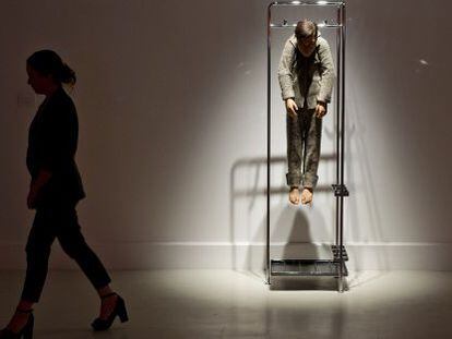 La obra 'La revolucion somos nosotros', de Maurizio Cattelan, en Málaga.