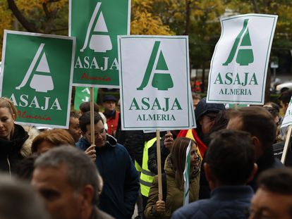 Concentración de agricultores y ganaderos de Asaja este miércoles ante la representación de la Comisión Europea en Madrid.