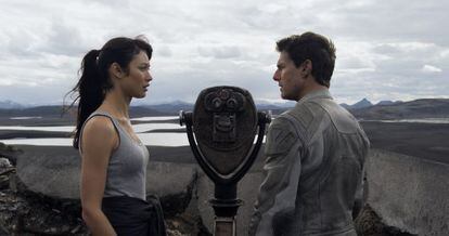 Olga Kurylenko y Tom Cruise en 'Oblivion', la película más vista el pasado fin de semana.
