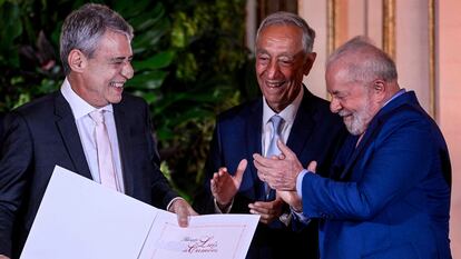 Marcelo Rebelo de Sousa y Lula da Silva aplauden a Chico Buarque, tras recibir este lunes el diploma del Premio Camoes, en el palacio de Queluz, en Sintra.