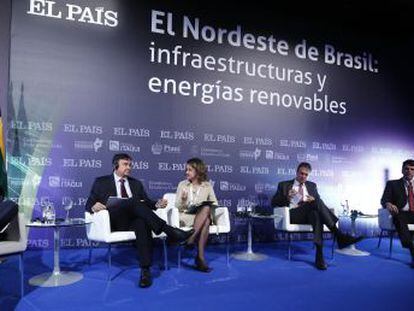 De izquierda a derecha, Juli&aacute;n N&uacute;&ntilde;ez, presidente de Seopan; Wellington Dias, gobernador de Piau&iacute;; Fl&aacute;via Marreiro, subeditora de EL PA&Iacute;S Brasil; Camilo Santana, gobernador de Cear&aacute; y Ted Lago, presidente del Puerto de Itaqui. 