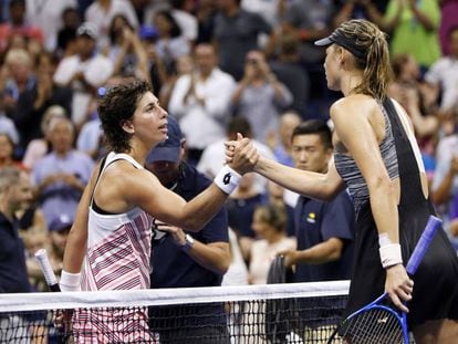 Carla Suárez y Sharapova se saludan tras la victoria de la primera en Nueva York.