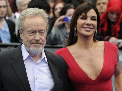 Ridley Scott y su mujer Giannina Facio posan para los fotógrafos en el estreno mundial de 'Prometheus'.