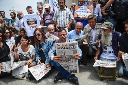Concentraci&oacute;n en apoyo a los periodistas del diario Cumhuriyet procesados por el r&eacute;gimen turco.