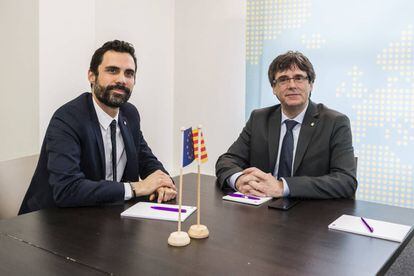 El presidente del 'Parlament', Roger Torrent, con Puigdemont en Bruselas el pasado 24 de enero.