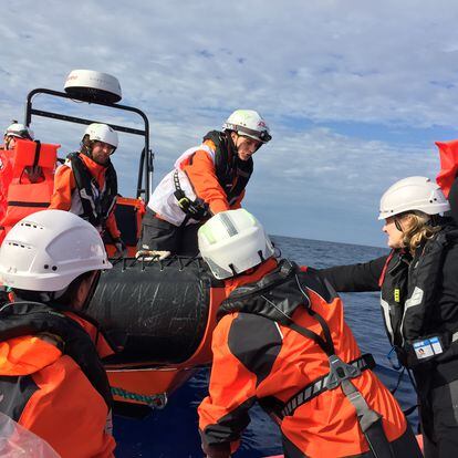 Miembros del equipo de salvamento de Médicos Sin Fronteras de la misión del 'Geo Barents' durante una práctica de rescate.