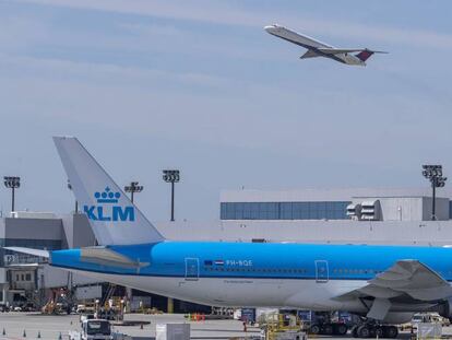 En tierra, un avión de KLM, en el aeropuerto de Atlanta (Georgia, EE UU), el 17 de abril.