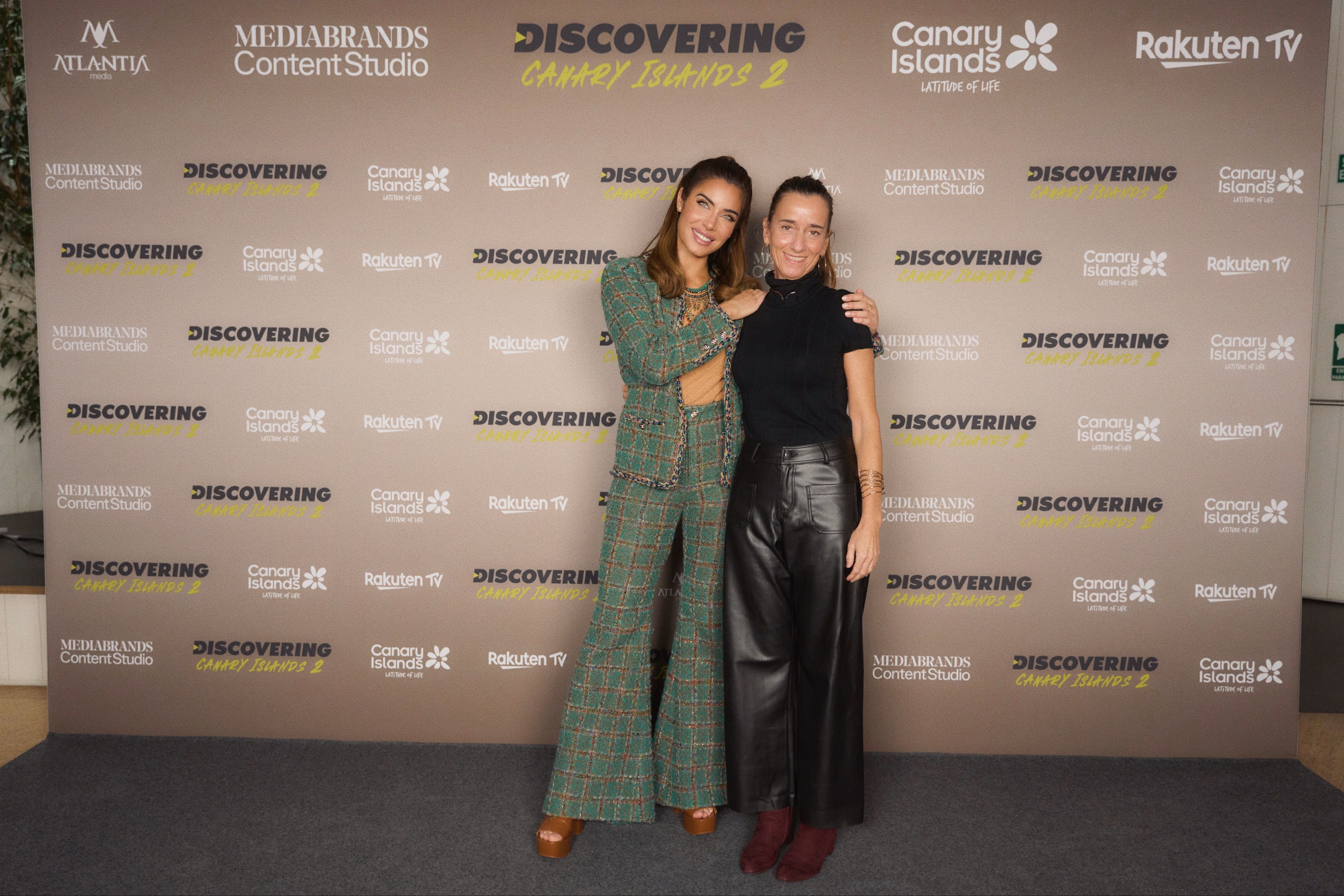 La presentadora de 'Discovering Canary Islands', Pilar Rubio, y la directora de proyectos de marketing y comunicación de Turismo de Canarias, Elena González Vázquez.