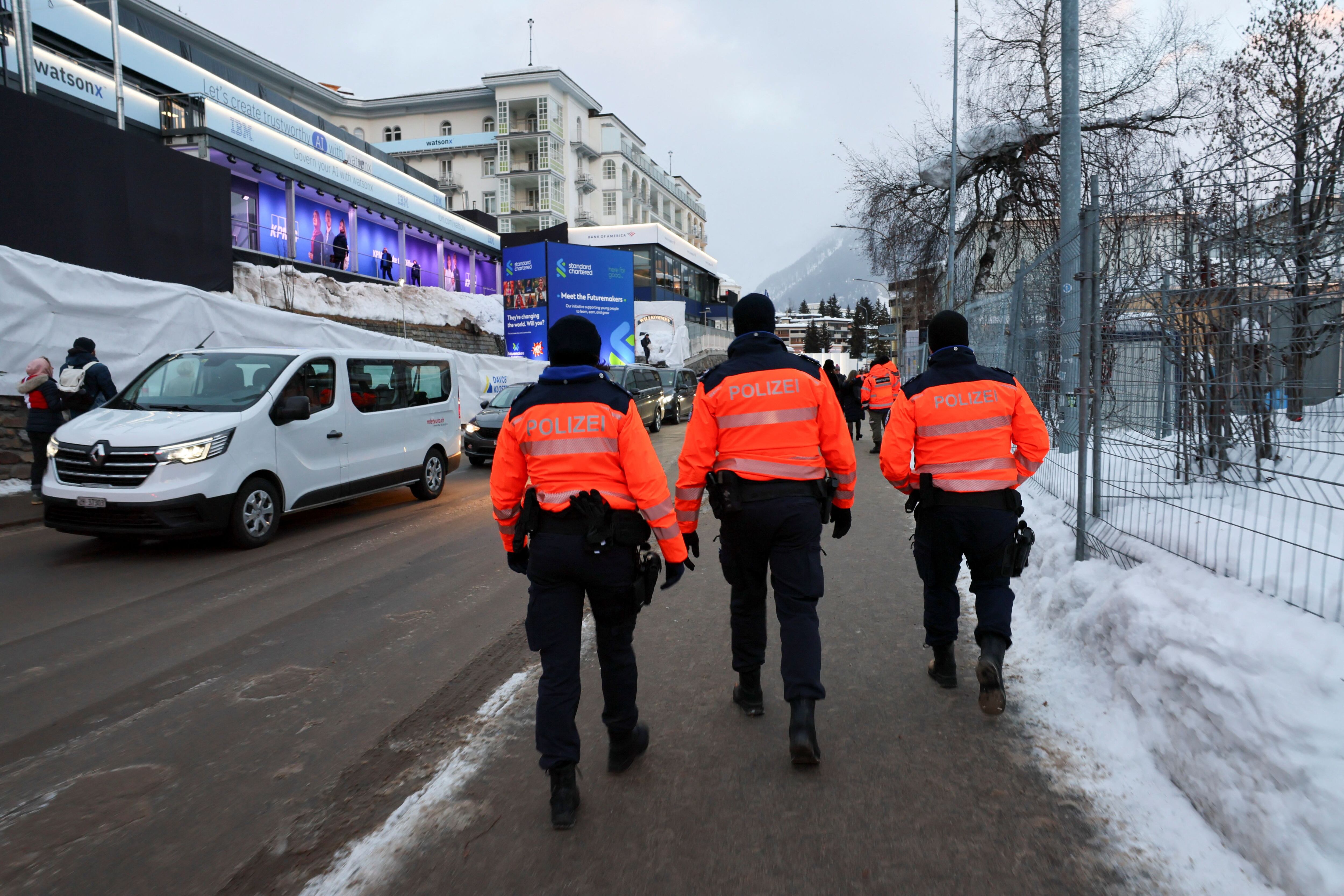 Agentes de policía patrullaban una calle en Davos, el lunes. 