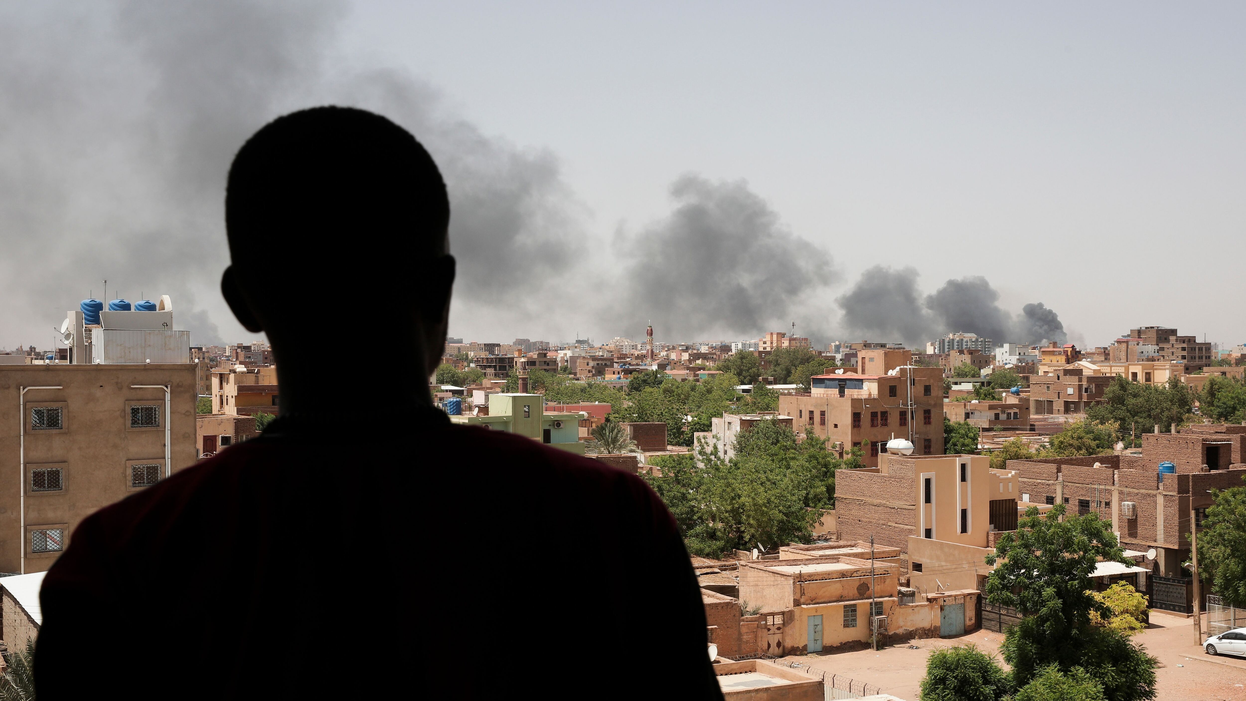 Nubes de humo en Jartum, el sábado en las calles de la capital de Sudán.