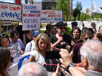 La vicepresidenta segunda, Yolanda Díaz, durante una protesta de los trabajadores de la Corporación de Radio e Televisión de Galicia (CRTVG), frente al Senado, este martes.