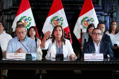 A presidente do Peru, Dina Boluarte, em discurso ao país neste sábado.