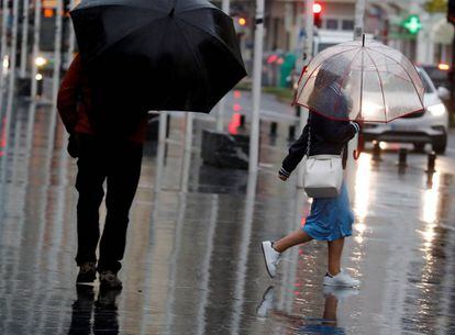 Dos personas se protegen de la lluvia este miércoles en San Sebastián