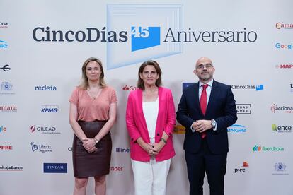 Amanda Mars, directora de CincoDías; Teresa Ribera, vicepresidente tercera y ministra para la Transición Ecológica, y Carlos Núñez, presidente ejecutivo de PRISA Media, en el Teatro Real.