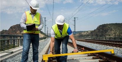 Técnicos de Ineco en un tramo de la red de alta velocidad ferroviaria en España. 