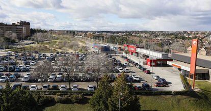 Coches estacionados en un aparcamiento disuasorio en Aravaca.