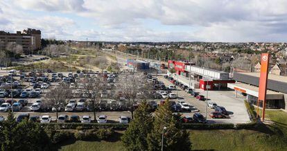 Coches estacionados en un aparcamiento disuasorio en Aravaca. 