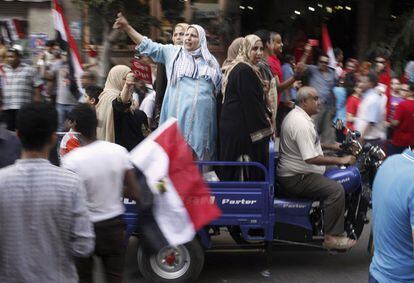 Un grupo de mujeres viaja en un motocarro por las calles de Egipto para asistir a la manifestación contra el presidente Morsi.