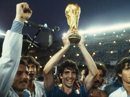 El jugador Italiano Paolo Rossi levanta el trofeo de la Copa del Mundo, tras ganar a la selección alemana, por 3-1, en el Mundial de España 1982.