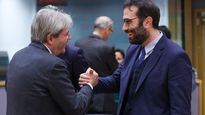 El comisario de Economía, Paolo Gentiloni, y el ministro de Economía español, Carlos Cuerpo, se saludan en una reunión del pasado enero.