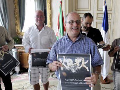 El alcalde de San Sebasti&aacute;n, Juan Karlos Izagirre, en el centro, en la presentaci&oacute;n del proyecto solidario. 