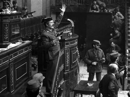El teniente coronel Tejero irrumpe, pistola en mano, en el Congreso de los Diputados durante la segunda votación de investidura de Leopoldo Calvo Sotelo como presidente del Gobierno. el 23 de febrero de 1981.