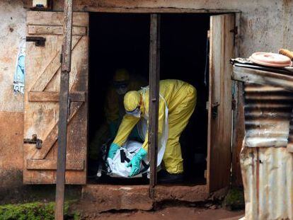 Un cooperante traslada el cuerpo de una víctima del ébola en Sierra Leona.