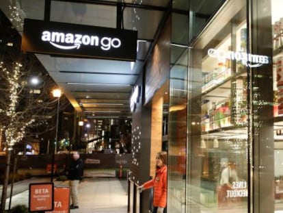 Amazon aplaza la apertura de su primer supermercado sin cajeros