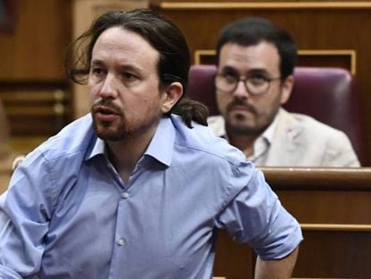 El l&iacute;der de Unidas Podemos, Pablo Iglesias, en pie en el Congreso de los Diputados.