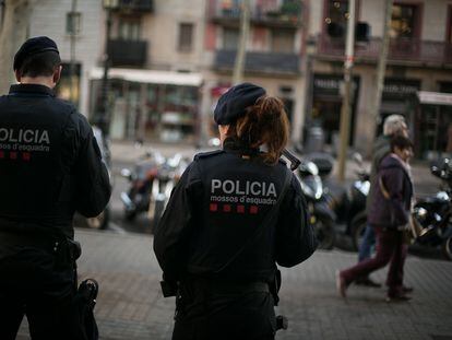 24/12/18 Una pareja de agentes de los Mossos d'Esquadra en una imagen de archivo. Barcelona 2018 [ALBERT GARCIA]