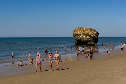 Varios bañistas combaten el calor en la playa de Matalascañas, Huelva, este domingo.