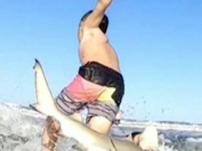 Captura del momento en el que el niño choca con el tiburón.