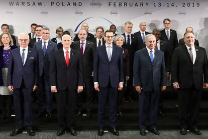 Desde la izquierda, el ministro de Asuntos Exteriores polaco, Jacek Czaputowicz; el vicepresidente de EE UU, Mike Pence; el primer ministro polaco, Mateusz Morawiecki; el primer ministro israelí, Benjamin Netanyahu, y el secretario de Estado de EE UU, Mike Pompeo, este jueves en la conferencia de Varsovia sobre Oriente Próximo.