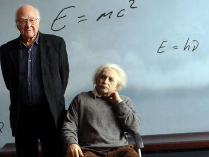 Peter Higgs posa junto a una escultura de Albert Einstein en el CosmoCaixa de Barcelona.