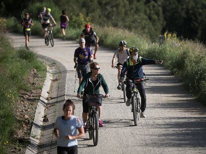 La Carretera de la Aigües llena de corredores y ciclistas ayer.