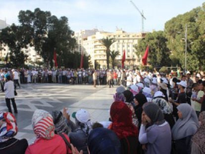 Concentración de protesta, el sábado por la tarde, de los jóvenes islamistas en el centro de Tánger por la prohibición del acto de clausura de su congreso en la plaza de las Naciones.