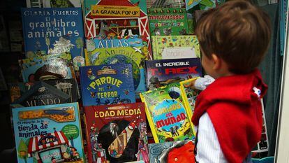 Un niño elige un libro en la Feria del Libro de Madrid.