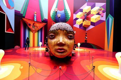 La cabeza gigante de la foto es una de las esculturas de la exposición 'Segredos' (Secretos), del dúo brasileño OsGemeos, uno de los máximos exponentes del arte urbano internacional. Inaugurada el pasado 15 de octubre en la Pinacoteca de São Paulo (<a href="http://pinacoteca.org.br/" target="_blank">pinacoteca.org.br</a>), marca el renacimiento cultural de la ciudad brasileña tras el parón por la pandemia con un viaje al universo “onírico, lúdico y pulsante” de los gemelos Otávio y Gustavo Pandolfo (São Paulo, 1974), dos artistas conocidos por sus vistosos murales y esculturas en metrópolis de todo el mundo y sus característicos personajes amarillos. Influenciados por la cultura 'hip hop', los hermanos se iniciaron en el arte urbano en 1987 en las paredes del barrio paulista de Cambuci; hoy sus trabajos se exhiben y subastan en museos y galerías de arte, y también han decorado aviones y trenes. Además de grafitis, esculturas, dibujos y cuadros, 'Secretos' reúne hasta el 22 de febrero de 2021 cerca de un millar de objetos personales, herramientas, cuadernos y bocetos que nunca habían sido mostrados al público.
