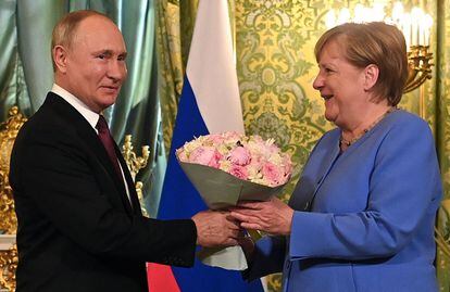 Angela Merkel, con Putin durante su último viaje a Moscú como canciller de Alemania, el pasado agosto.