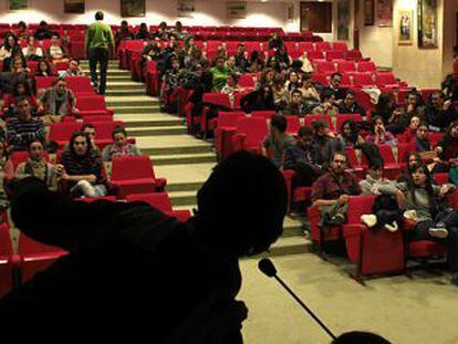 Un momento de la asamblea de los MIR celebrada ayer en le Colegio de M&eacute;dicos de Sevilla.