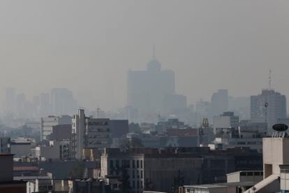 Edificios del sur de Ciudad de México, rodeados por una capa de contaminación, el 1 de enero de 2023.