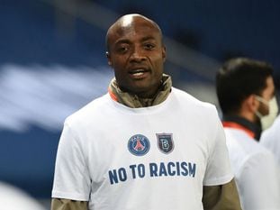 Pierre Webó, con una camiseta de 'no al racismo'