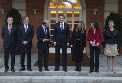 De izquierda a derecha, Ramón Jáuregui (Presidencia), Valeriano Gómez (Trabajo e Inmigración), Alfredo Pérez Rubalcaba (vicepresidente primero, portavoz e Interior), Zapatero, Trinidad Jiménez (Asuntos Exteriores), Rosa Aguilar (Medio Ambiente, Medio Rural y Marítimo) y Leire Pajín (Sanidad, Igualdad y Política Social).