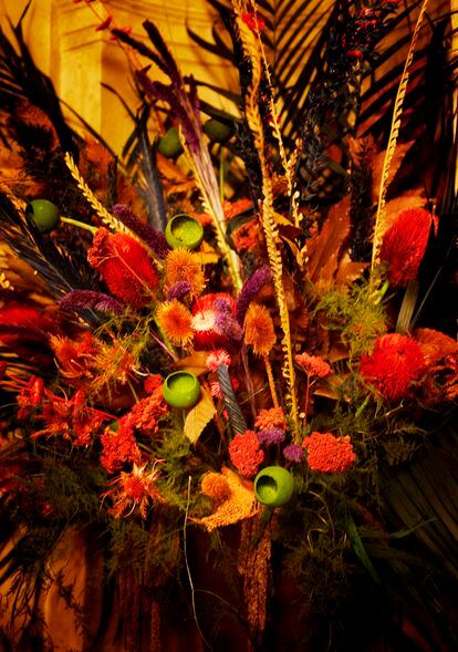 Flowers are a key element in the interior of the restaurant. 