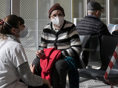 Una mujer espera para vacunarse en un centro de salud de Barcelona, el 23 de febrero.