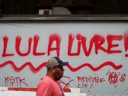 Una pintada pide la liberación de Lula en Río de Janeiro.