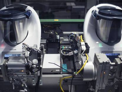 Procés de muntatge d'un robot de cocina Thermomix a la fàbrica de l'empresa Vorwerk a Wuppertal, Alemanya.