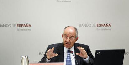 El gobernador del Banco de España, Miguel Fernández Ordóñez, durante la comparecencia de ayer en Madrid.